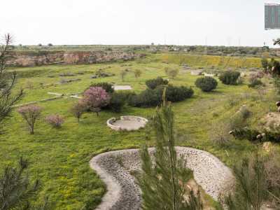 Dopo qualche passo siamo costretti a fermarci: ci troviamo su un dirupo e sotto di noi si rivela in tutta la sua bellezza un grande canyon arricchito da giardini, aiuole e panchine, il cui spreco � reso meno desolante dai toni accesi della primavera